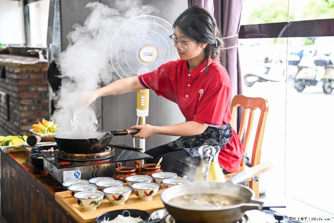 全网追的“扁担女孩”，找了一份暑假工，时薪12元 - 鄢陵生活资讯 - 鄢陵28生活网 yanling.28life.net